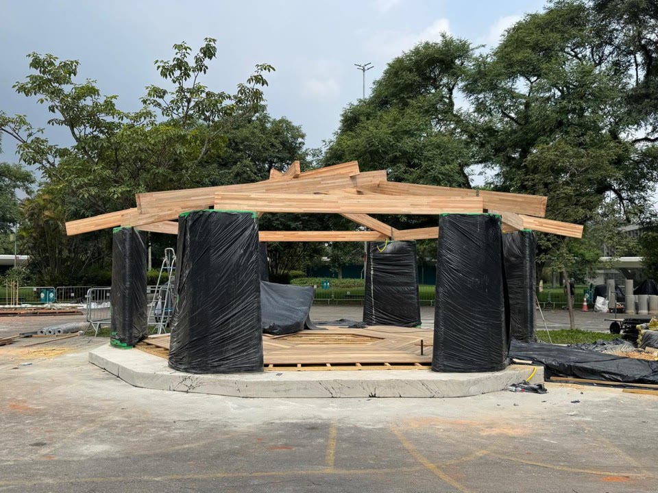Montagem da Casa Superlimão com elementos de concreto impresso e estrutura de madeira no Parque Ibirapuera
