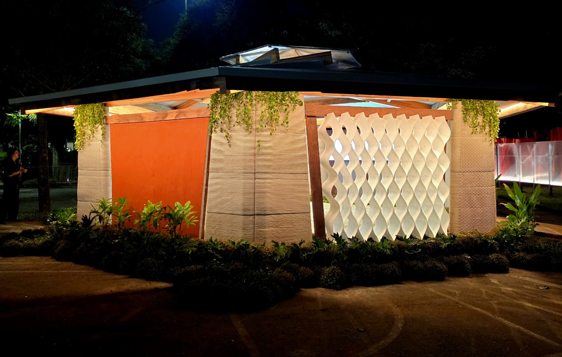Casa Superlimão iluminada à noite durante a Bienal de Arquitetura Brasileira
